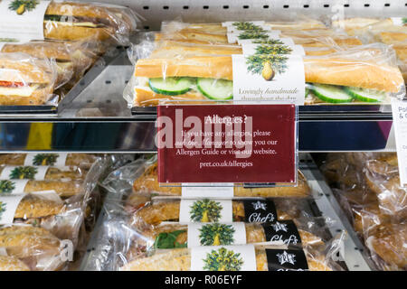 Eine Allergie Beratung Label auf Regalen von Sandwiches oder baguettes in einer Filiale der Pret a Manger. Stockfoto