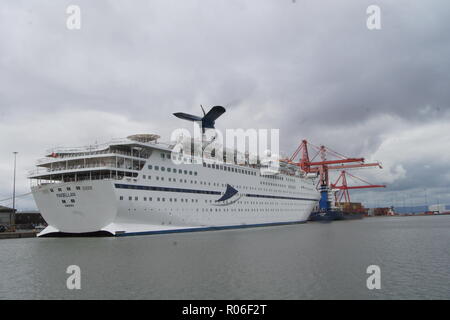 Kreuzfahrtschiff im Hafen von Bristol Stockfoto