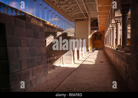 Details von Mauerwerk der Coricancha, berühmten Tempel in der Inca Empire - 03. März 2018 Cuzco, Peru Stockfoto