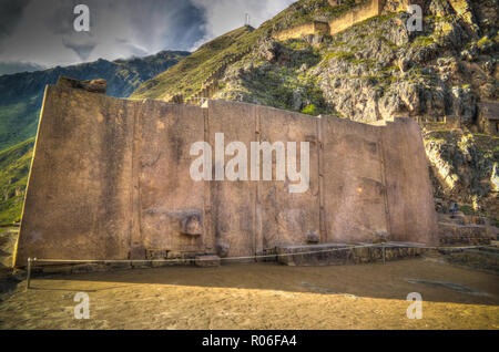 Wand der Sechs Monolithen in Ollantaytambo archäologische Stätte in der Provinz Cuzco, Peru Stockfoto