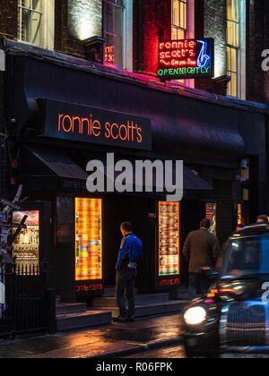 Ronnie Scott's Jazz Club - Leuchtreklamen außerhalb des berühmten Ronnie Scott's Jazz Club im Londoner Stadtteil Soho. Stockfoto