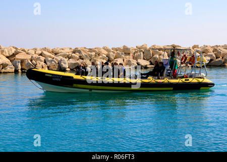 Bootsladung der Taucher auf dem Weg das Wrack der Zenobia, Larnaca, Zypern Oktober 2018 zu Tauchen. Stockfoto