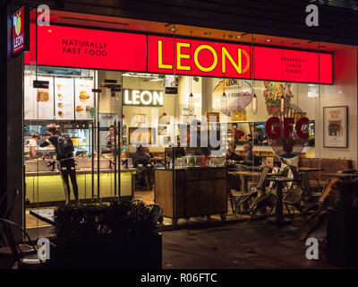 Leon Restaurant bei Nacht. Das gesunde und gesunde Fast-Food-Restaurant Leon in der Londoner Tottenham Court Road Stockfoto