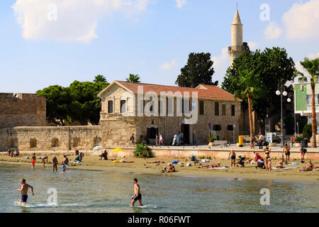 Schwimmer vor fort, Finikoudes Larnaca, Larnaca, Zypern Oktober 2018 Stockfoto