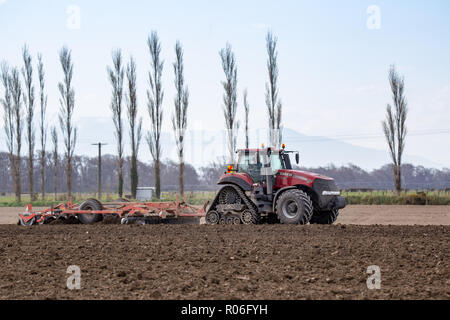 Temuka, Canterbury, Neuseeland: 14. September 2018: ein Bauer sein Feld für das Seeding mit einem Fall von Traktor und Pflug Stockfoto