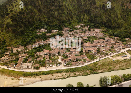 Panoramablick auf das Luftbild zu Berat Altstadt und Osum Fluss von Berat Schloss in Albanien Stockfoto