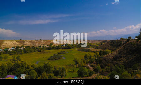 Antenne Panorama nach Karakol towm, ehemals Przhevalsk und Issyk-Kul See in Kirgisistan Stockfoto