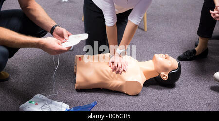 Schulung in Erster Hilfe. Defibrillator HLW-Praxis Stockfoto