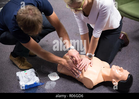 Erste Hilfe Herz-Lungen-Wiederbelebung Kurs mit Hilfe automatisierter externer Defibrillator, AED. Stockfoto