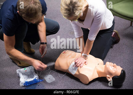 Schulung in Erster Hilfe. Defibrillator HLW-Praxis Stockfoto