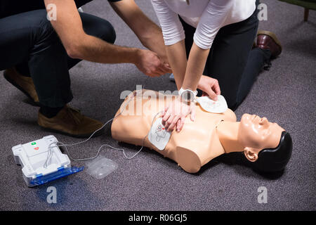 Schulung in Erster Hilfe. Defibrillator HLW-Praxis Stockfoto