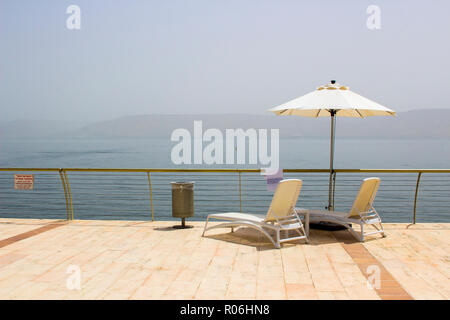 3. Mai 2018 Ein Blick über den ruhigen See von Galiläa aus Tiberias in die Südlichen Golanhöhen durch einen weichen früh Morgens Nebel. Stockfoto