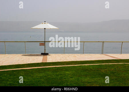 3. Mai 2018 Ein Blick über den ruhigen See von Galiläa aus Tiberias in die Südlichen Golanhöhen durch einen weichen früh Morgens Nebel. Stockfoto