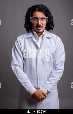 Wissenschaftler mann Doktor mit Schnurrbart tragen Schutzbrille Stockfoto