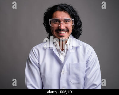 Wissenschaftler mann Doktor mit Schnurrbart tragen Schutzbrille Stockfoto