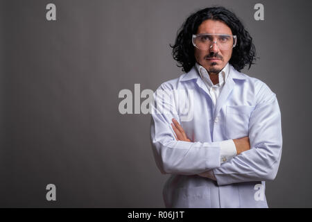 Wissenschaftler mann Doktor mit Schnurrbart tragen Schutzbrille Stockfoto