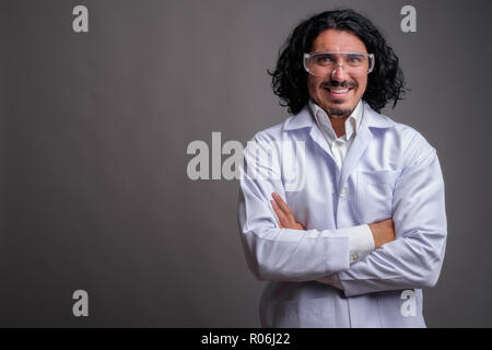 Wissenschaftler mann Doktor mit Schnurrbart tragen Schutzbrille Stockfoto