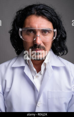 Wissenschaftler mann Doktor mit Schnurrbart tragen Schutzbrille Stockfoto