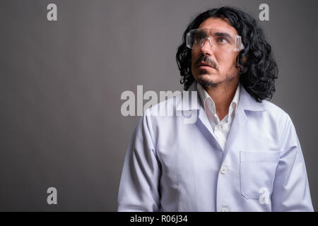 Wissenschaftler mann Doktor mit Schnurrbart tragen Schutzbrille Stockfoto