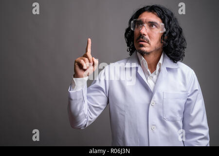 Wissenschaftler mann Doktor mit Schnurrbart tragen Schutzbrille Stockfoto