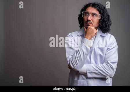 Wissenschaftler mann Doktor mit Schnurrbart tragen Schutzbrille Stockfoto