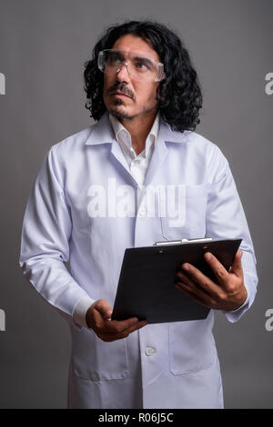 Wissenschaftler mann Doktor mit Schnurrbart tragen Schutzbrille Stockfoto