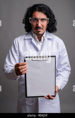 Wissenschaftler mann Doktor mit Schnurrbart tragen Schutzbrille Stockfoto