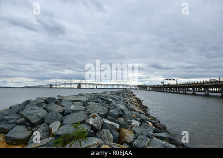 Landschaft der Chesapeake Bay Bridge mit bewölktem Himmel Stockfoto