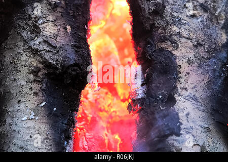 Makro Blick auf zwei Protokolle brennen mit Glut im Hintergrund Stockfoto