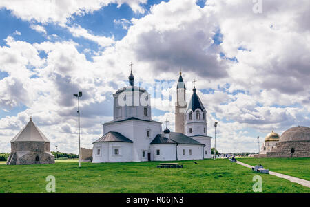 Blick auf Bolghar Hill Fort, Rusiia. 1352 Kirche, grossen Minarett, östlichen und nördlichen Mausoleum. Stockfoto