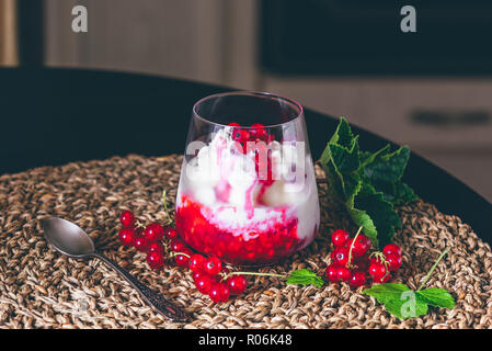 Eis Dessert mit Rote Johannisbeere Marmelade und frischen Beeren. Stockfoto