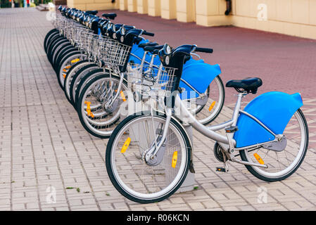 Geparkt Urban Silber Blau, Fahrräder auf Station. Stockfoto