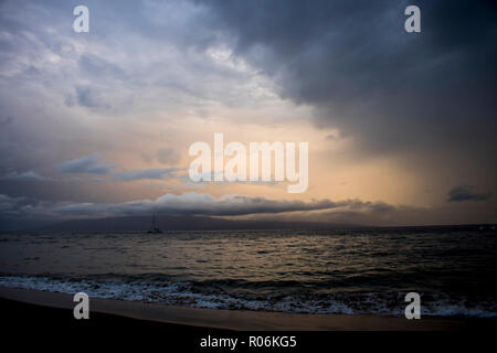 Dramatische Himmel Sonnenuntergang Seascape Nachdenken über raue Meeresoberfläche als Hurrikan Sturm Ansätze Insel Stockfoto