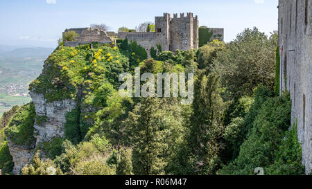 Blick auf Schloss Befestigungsanlagen, Erice, Sizilien, Italien Stockfoto