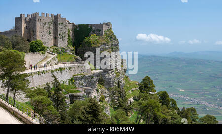 Blick auf Schloss Befestigungsanlagen, Erice, Sizilien, Italien Stockfoto