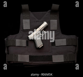 Glock halbautomatische Pistole und kugelsichere Weste. Stockfoto