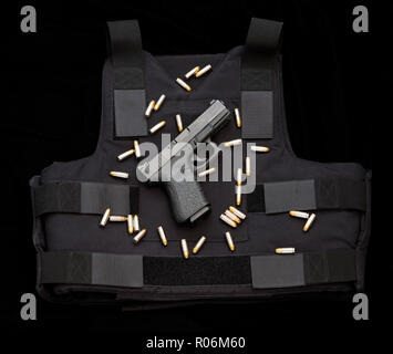 Glock halbautomatische Pistole und kugelsichere Weste. Stockfoto