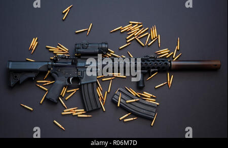 AR-15-Sturmgewehr, auch bekannt als der M4 Carbine im Kaliber 5,56 mm gekammert (223). Stockfoto