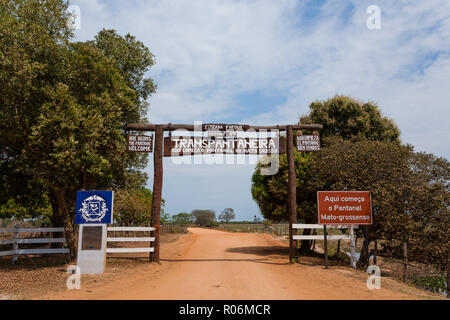 Pantanal Eingangstor entlang der Transpantaneira Feldweg. Brasilianische Wahrzeichen. Straße in perpective Stockfoto