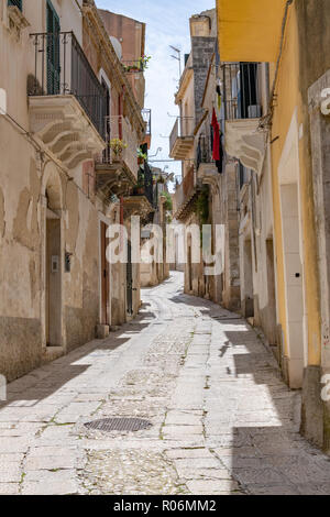 Gasse mit Häusern, Ragusa, Sizilien Stockfoto