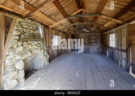 In einem alten, verlassenen Blockhütte in Wilder Ranch State Parks. Stockfoto