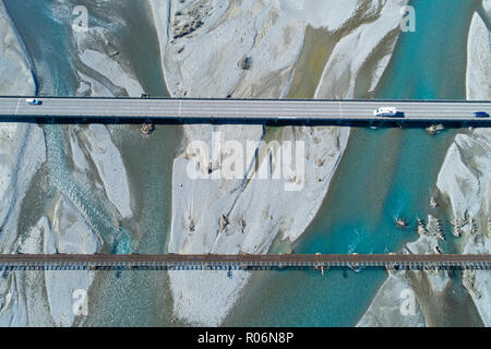 Straße und Schiene Brücken über Rakaia Fluss, Rakaia, Mid Canterbury, Südinsel, Neuseeland - Luftbild Stockfoto