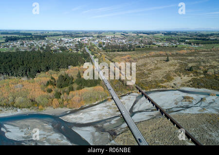 Straße und Schiene Brücken über Rakaia Fluss und Rakaia Township, Mid Canterbury, Südinsel, Neuseeland - Luftbild Stockfoto