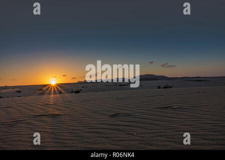 Schönen Sonnenuntergang über die Sanddünen im Naturpark von Corralejo Fuerteventura, Las-Palmas, Canary-Islands. Stockfoto