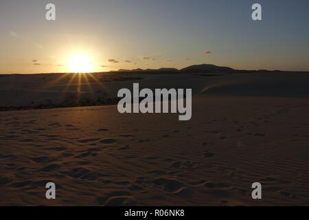 Schönen Sonnenuntergang über die Sanddünen im Naturpark von Corralejo Fuerteventura, Las-Palmas, Canary-Islands. Stockfoto