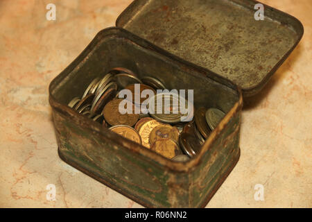 Alte Sowjetunion Münzen numismatische Sammlung in schäbigen grüner Tee box auf Marmor Hintergrund Stockfoto