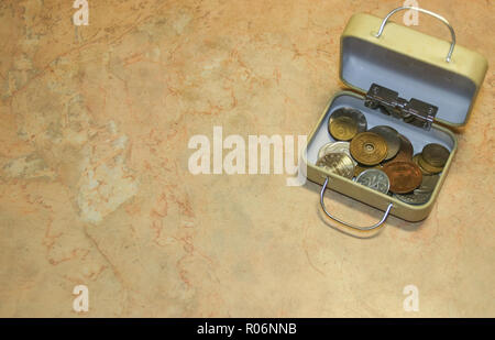 Japanische und ukrainischen Münzen numismatische Sammlung in kleinen Koffer box auf Marmor Hintergrund Stockfoto