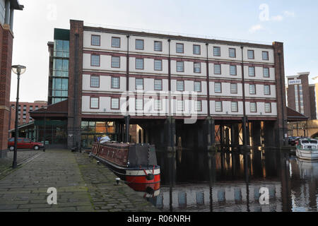 Das Straddle Warehouse, Victoria Quays in Sheffield, England, Großbritannien, das Gebäude des Kanalbades, das als Industriegebäude des Grades II. Grades des gilt Stockfoto