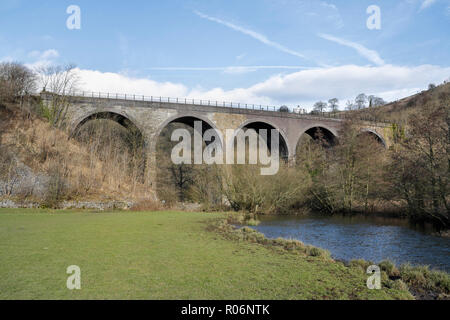 Das Monsal Head Viadukt und der River Wye Peak District Nationalpark, Derbyshire, England, UK Headstone Viadukt am Monsal dale Stockfoto