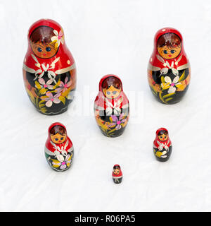 Sammlung von russischen Puppen auch genannt Stapeln oder Verschachtelung Puppen. Stockfoto
